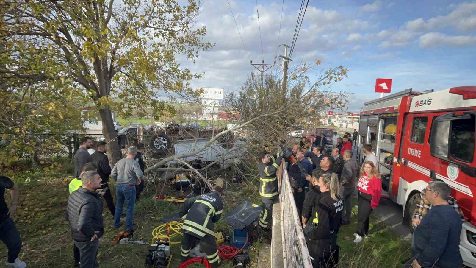 tekirdagda yolcu minibusu ile carpisan pikap takla atti 2 yarali 4 WgsZWaip