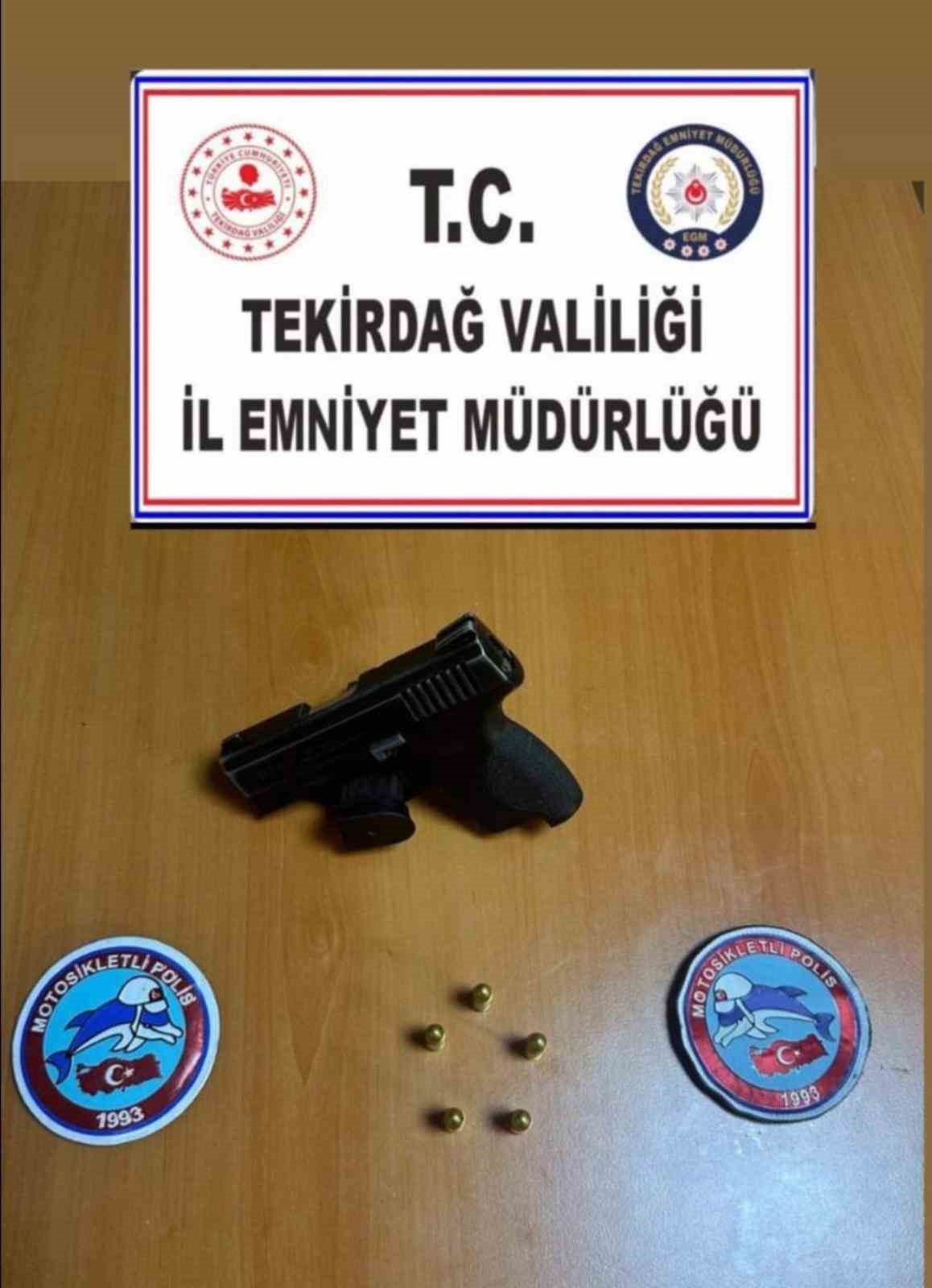 Tekirdağ’da Yunus timlerinden huzur operasyonu: Çok sayıda uyuşturucu ve silah ele geçirildi 6 tekirdagda yunus timlerinden huzur operasyonu cok sayida uyusturucu ve silah ele gecirildi 2 lwVwCswZ