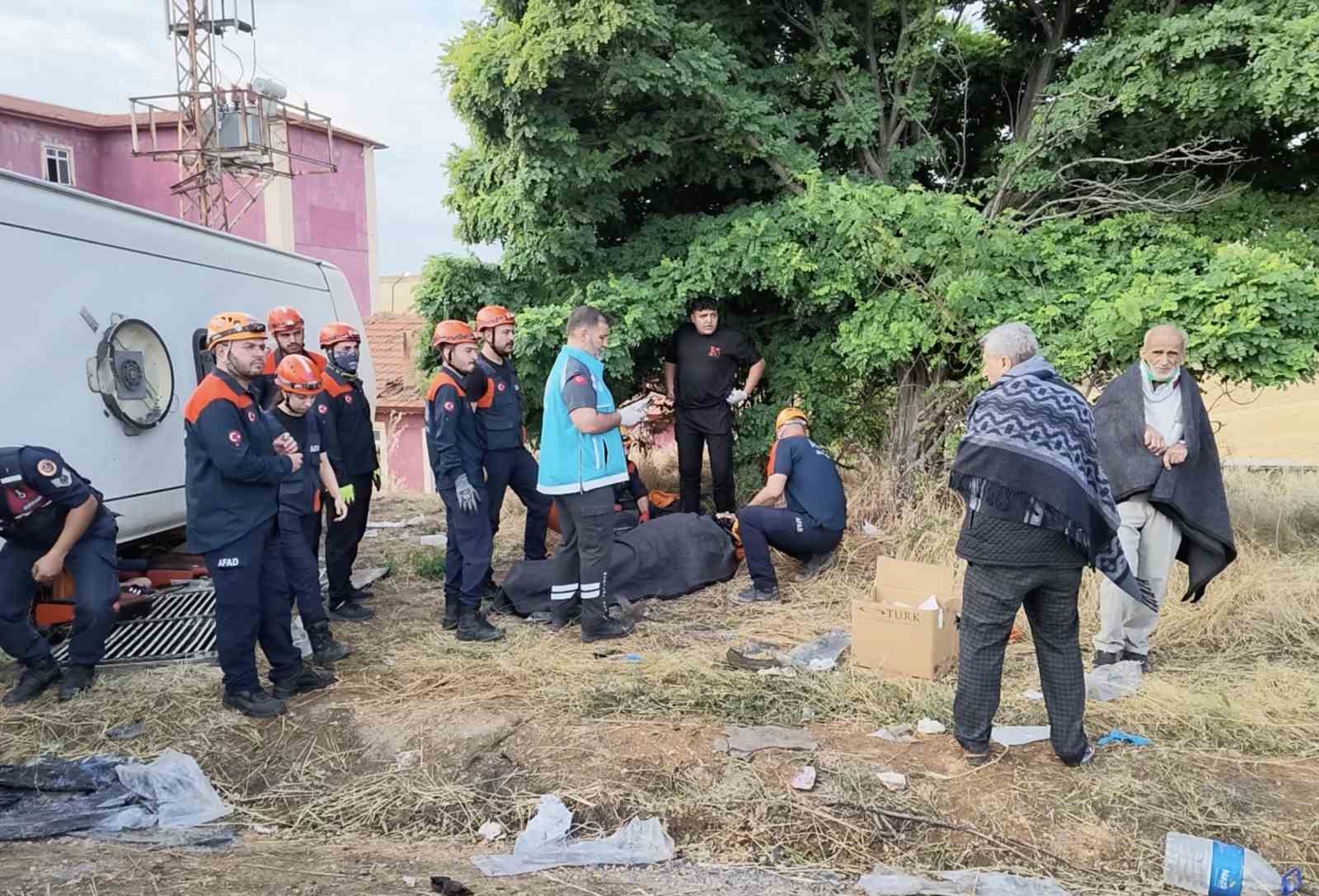 tekirdagdan kayseri istikametine seyir halinde olan suha firmasina ait yolcu otobusu kaza yapti kazanin XWz6Z5bc