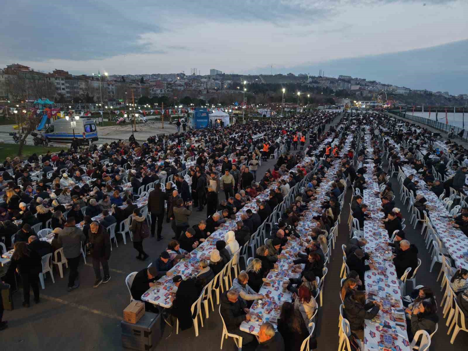 tekirdagin en buyuk iftar sofrasi 8 bin kisi ayni anda orucunu acti 0