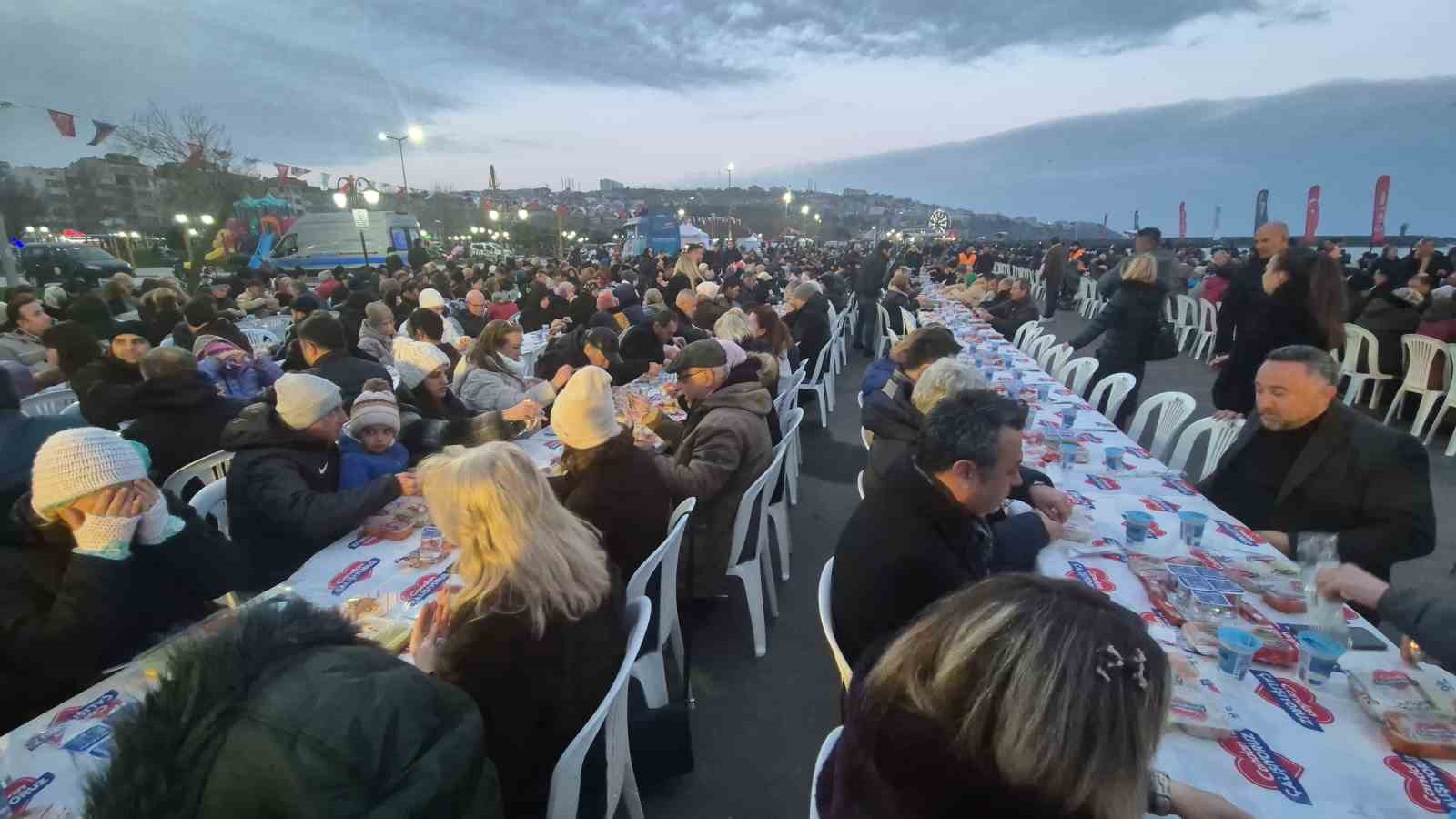 tekirdagin en buyuk iftar sofrasi 8 bin kisi ayni anda orucunu acti 1 kVRqTvSI