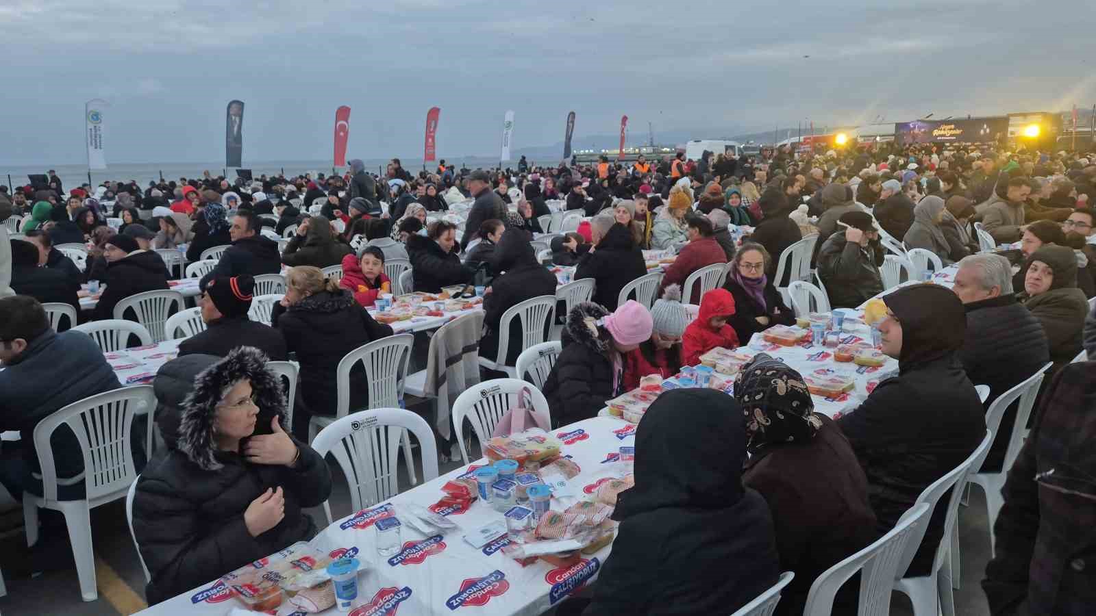 tekirdagin en buyuk iftar sofrasi 8 bin kisi ayni anda orucunu acti 2 7Hvr3eG6