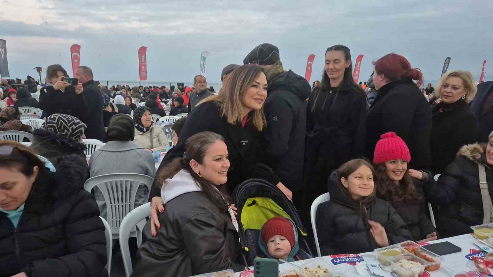 tekirdagin en buyuk iftar sofrasi 8 bin kisi ayni anda orucunu acti 3 XIQAv5td