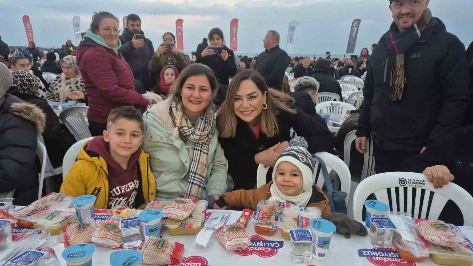 tekirdagin en buyuk iftar sofrasi 8 bin kisi ayni anda orucunu acti 4 ZDMtdzNc