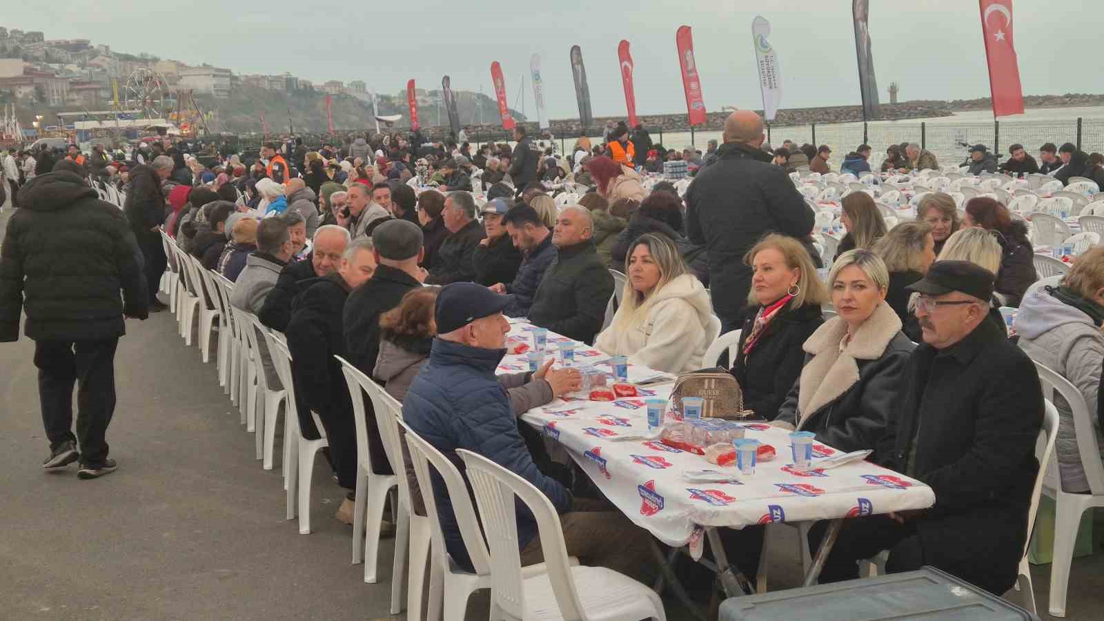 tekirdagin en buyuk iftar sofrasi 8 bin kisi ayni anda orucunu acti 6 YGIikRKd