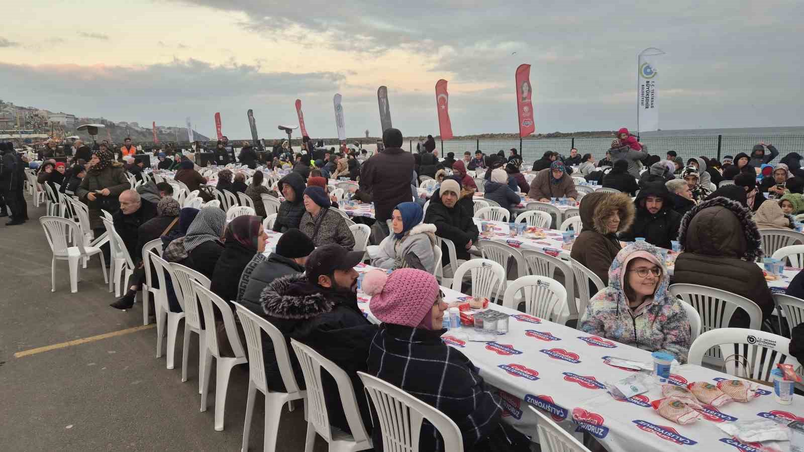 tekirdagin en buyuk iftar sofrasi 8 bin kisi ayni anda orucunu acti 7 k4wceyM8
