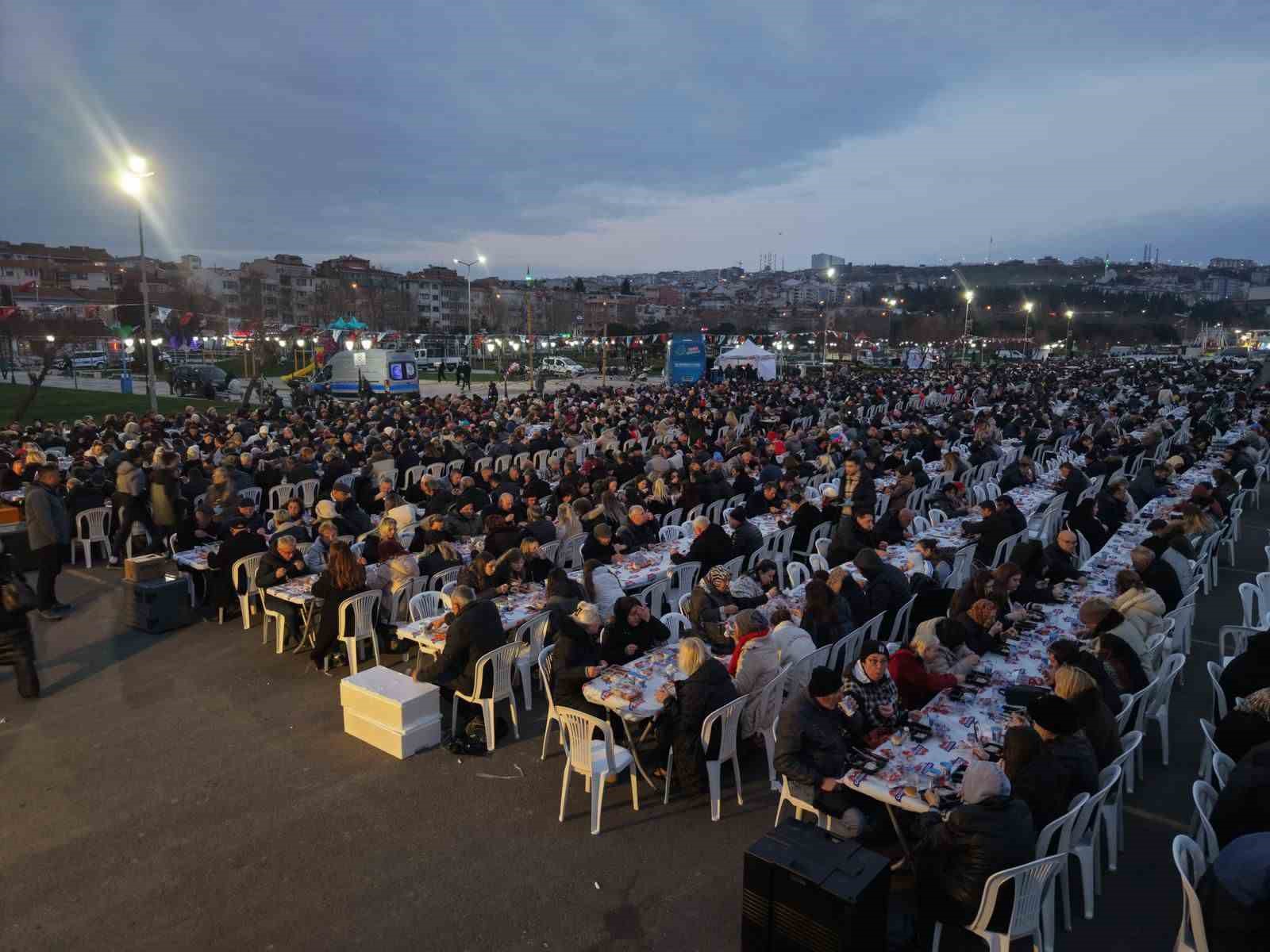 tekirdagin en buyuk iftar sofrasi 8 bin kisi ayni anda orucunu acti 8 Ts7aNjYz