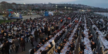 tekirdagin-en-buyuk-iftar-sofrasi-8-bin-kisi-ayni-anda-orucunu-acti-859vtcMv.jpg