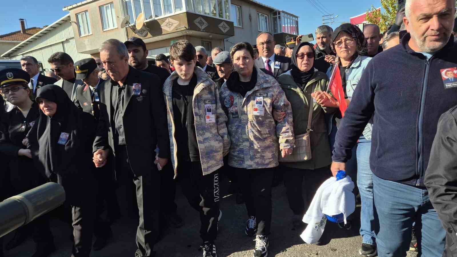 tekirdagli sehit ilker aykut son yolculuguna ugurlandi esi ve oglu askeri kiyafet giydi 3 zllMcQti