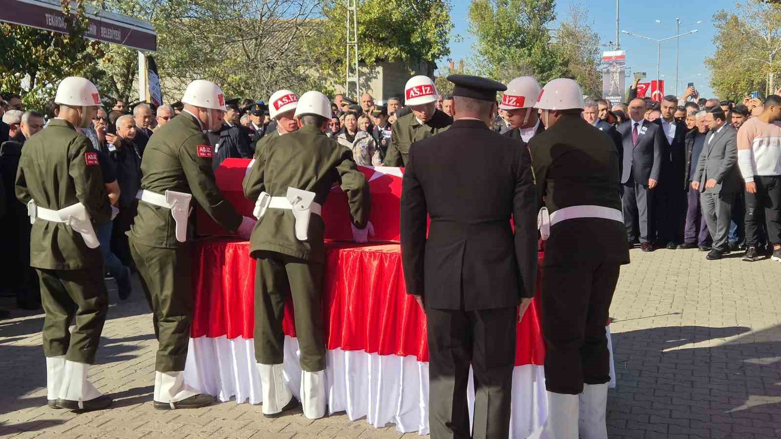 tekirdagli sehit ilker aykut son yolculuguna ugurlandi esi ve oglu askeri kiyafet giydi 8 bKn4UeWX