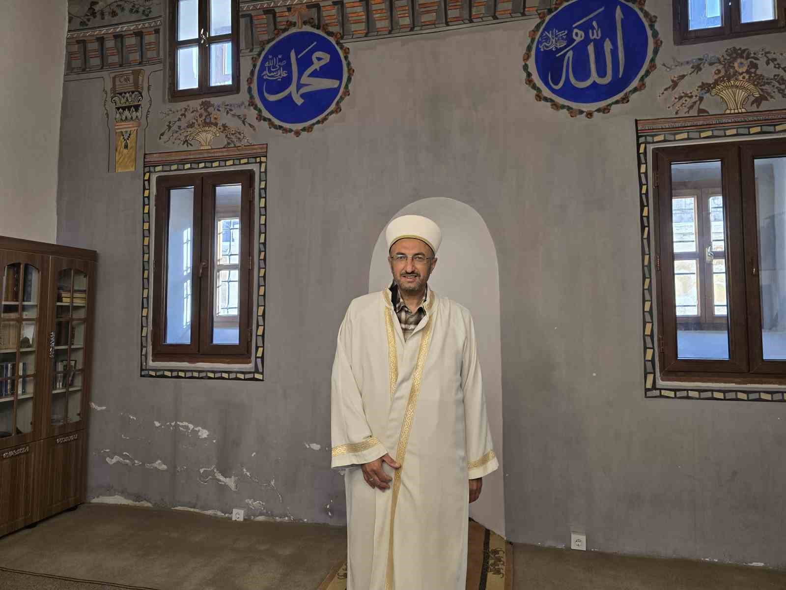 tekke arapdede camii asirlik tarihiyle ziyaretcilere ve cemaate kapisini aciyor 2 dhAH7WcQ
