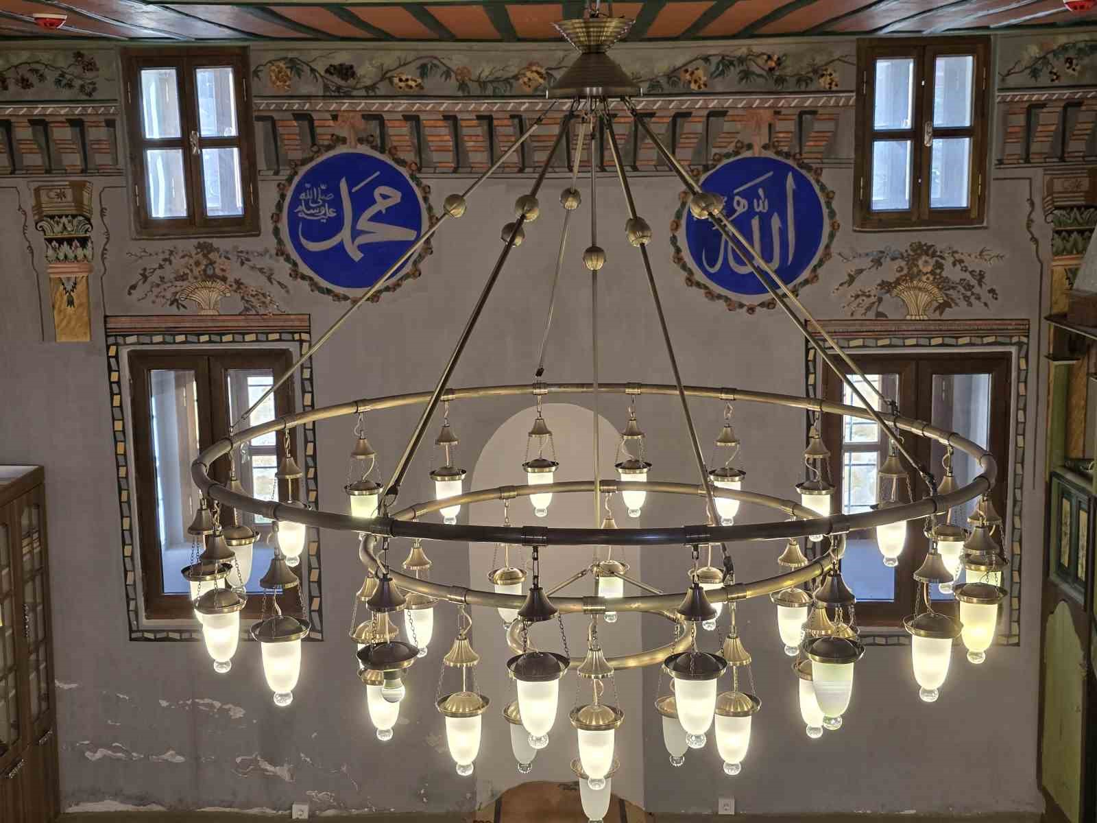 tekke arapdede camii asirlik tarihiyle ziyaretcilere ve cemaate kapisini aciyor 3 pEGkHCj9