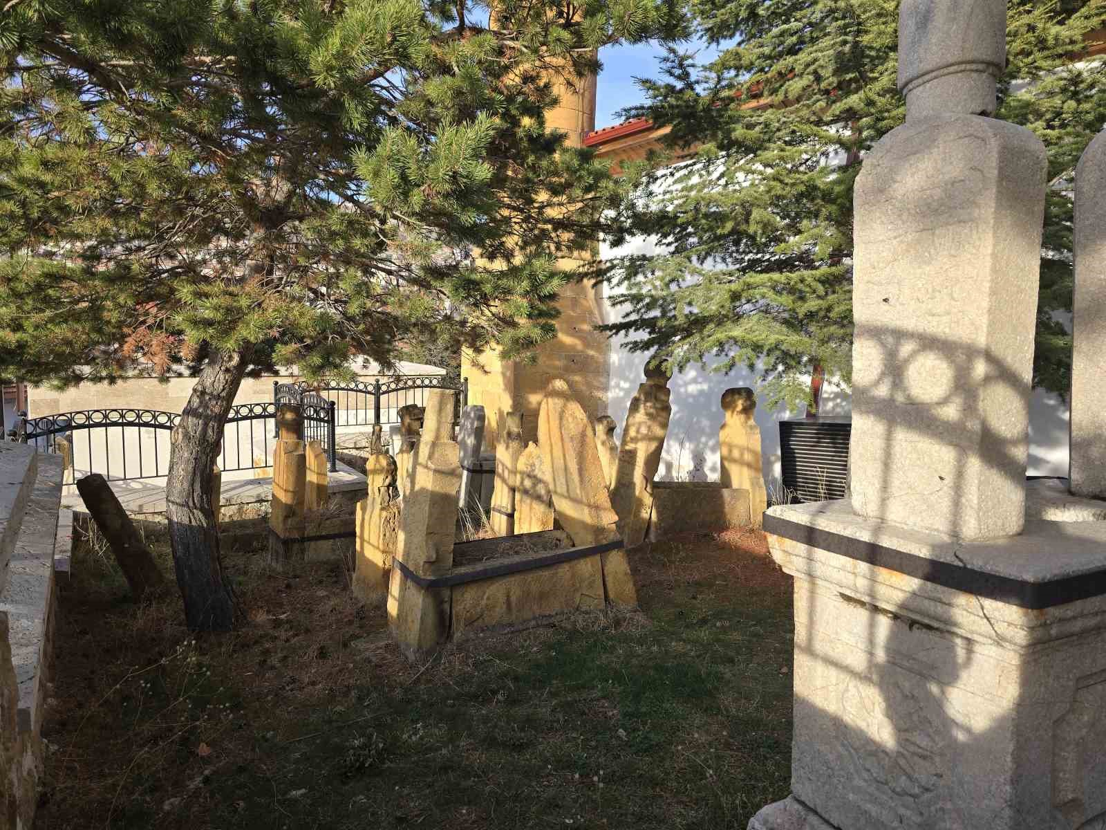 tekke arapdede camii asirlik tarihiyle ziyaretcilere ve cemaate kapisini aciyor 5 zI2VPJ7X