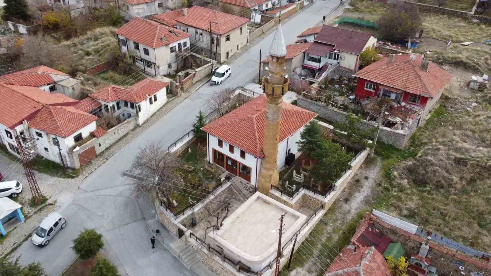 tekke arapdede camii asirlik tarihiyle ziyaretcilere ve cemaate kapisini aciyor 6 YTUUJb14