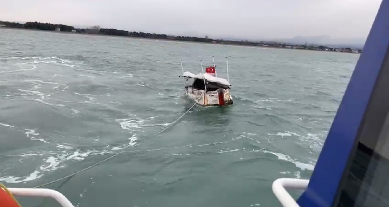 tekkekoy aciklarinda suruklenen tekne kurtarildi 1 E3eQR3h2