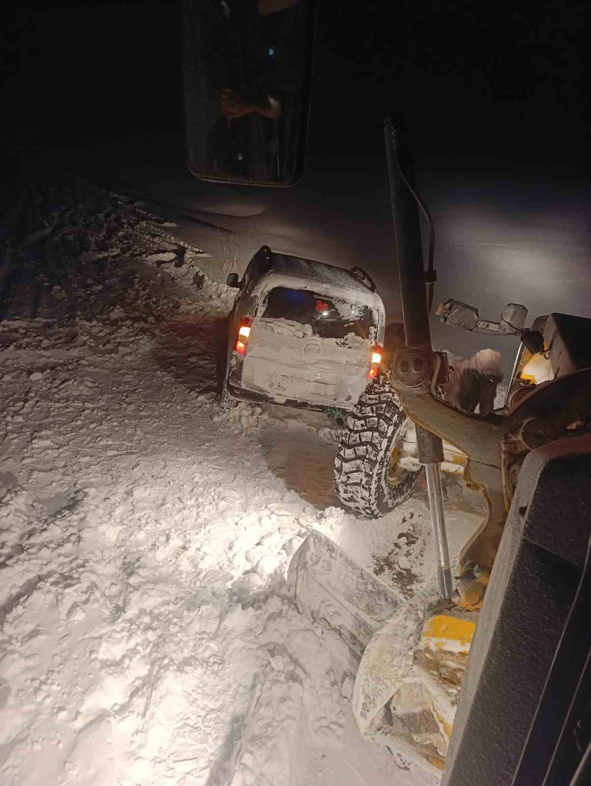 tekmanda karda mahsur kalan arac belediye ekiplerince kurtarildi 1 eQvzRJBb