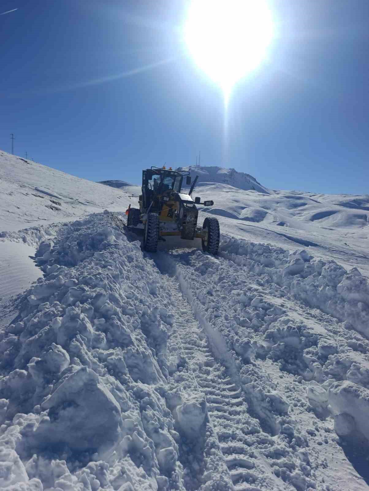 tekmanda karda mahsur kalan arac belediye ekiplerince kurtarildi 3