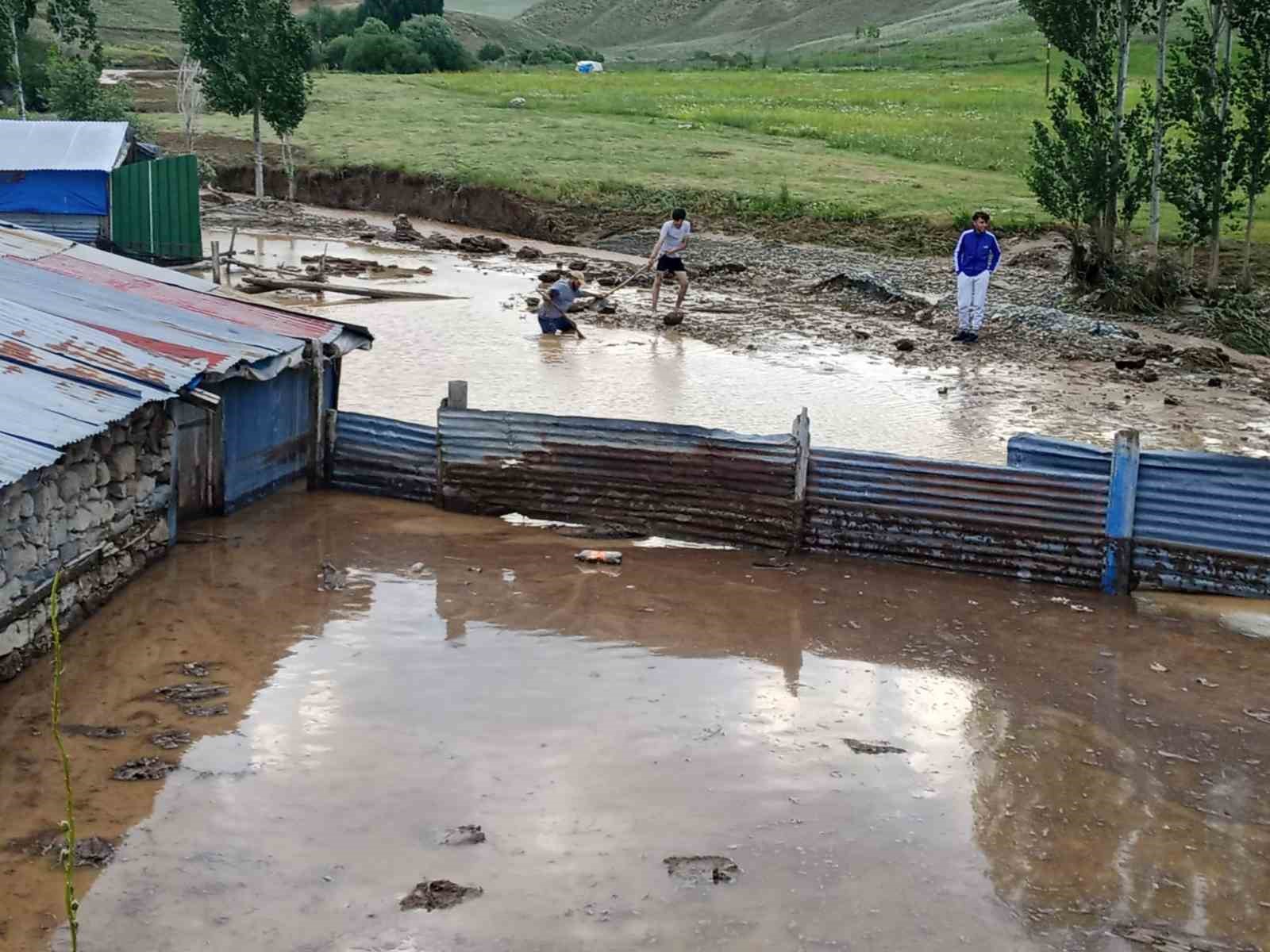 Tekman’da sel felaketi: Evler ve araziler sular altında kaldı 4 tekmanda sel felaketi evler ve araziler sular altinda kaldi 0