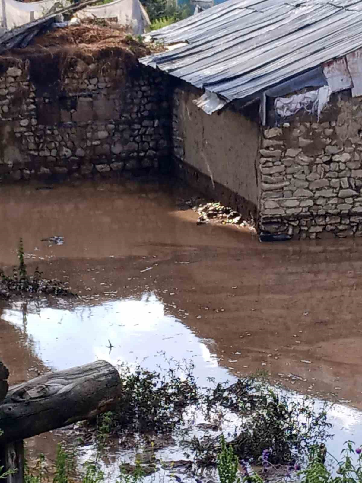 Tekman’da sel felaketi: Evler ve araziler sular altında kaldı 7 tekmanda sel felaketi evler ve araziler sular altinda kaldi 3 HzcMTjV6