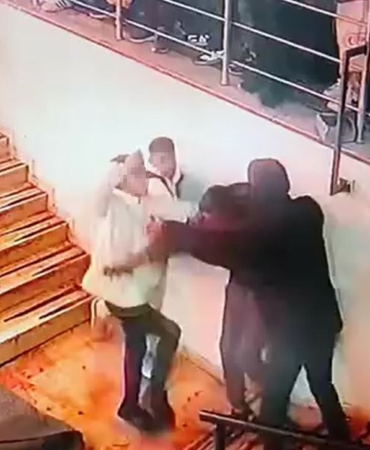 tekme-tokat-birbirilerine-girdiler-o-anlar-kamerada-dLuOm71x.jpg