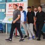 tekme-tokat-dovdukleri-gencin-kolyesini-calip-kactilar-uXiAIRa8.jpg