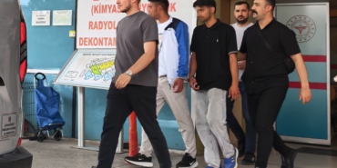 tekme-tokat-dovdukleri-gencin-kolyesini-calip-kactilar-uXiAIRa8.jpg
