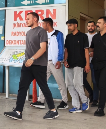 tekme-tokat-dovdukleri-gencin-kolyesini-calip-kactilar-uXiAIRa8.jpg
