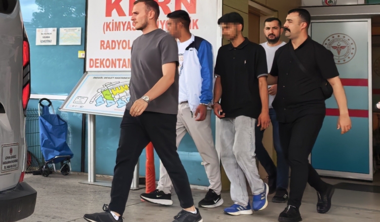 tekme-tokat-dovdukleri-gencin-kolyesini-calip-kactilar-uXiAIRa8.jpg