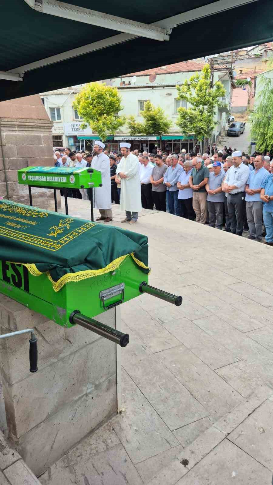 Teknenin alabora olması sonucu hayatını kaybeden 3 kişi yan yana son yolcuğuna uğurlandı 4 teknenin alabora olmasi sonucu hayatini kaybeden 3 kisi yan yana son yolcuguna ugurlandi 0 cPglnIMP