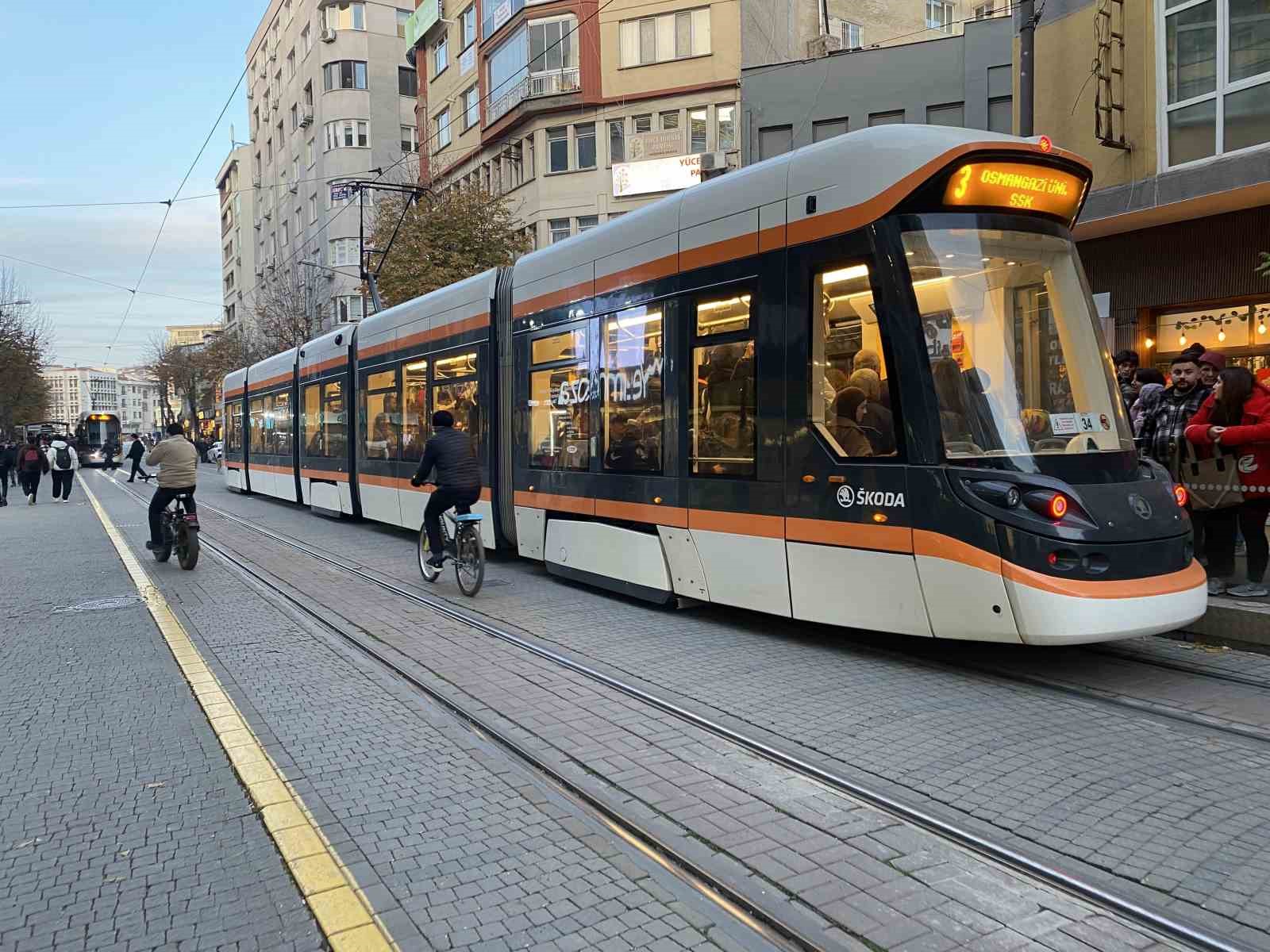 teknik ariza sebebiyle tramvay seferleri aksadi duraklarda yogunluk olustu 1 I6vDIVVM