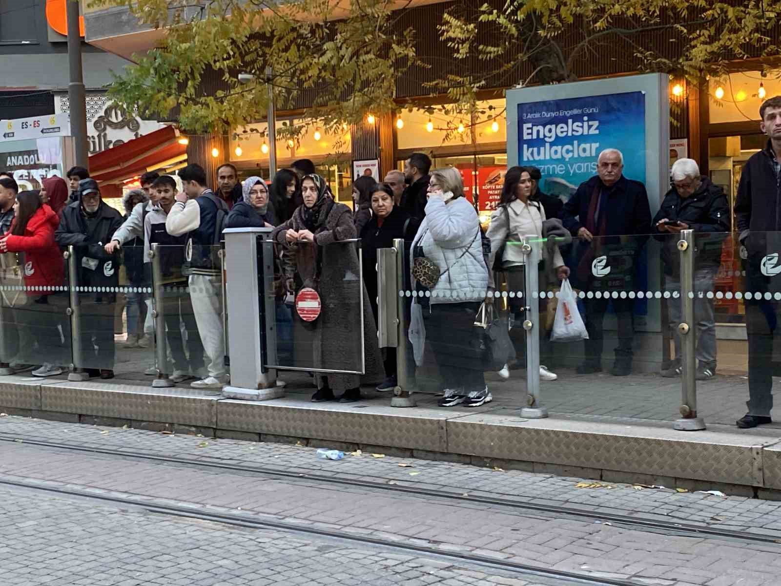 teknik ariza sebebiyle tramvay seferleri aksadi duraklarda yogunluk olustu 2 Q9nCjqMn