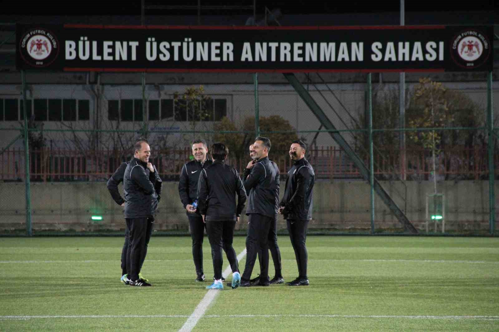 teknik direktor huseyin eroglu yeni takimiyla ilk antrenmanina cikti 1 zhW2XJi5