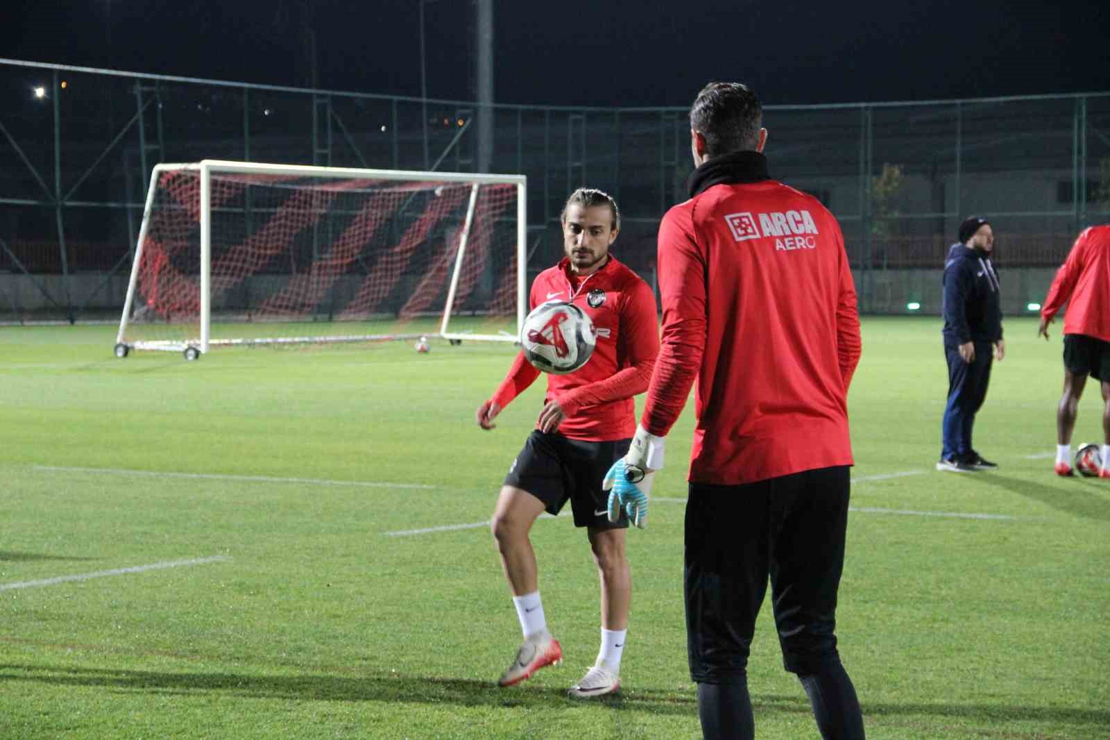 teknik direktor huseyin eroglu yeni takimiyla ilk antrenmanina cikti 2 sizVTb7v