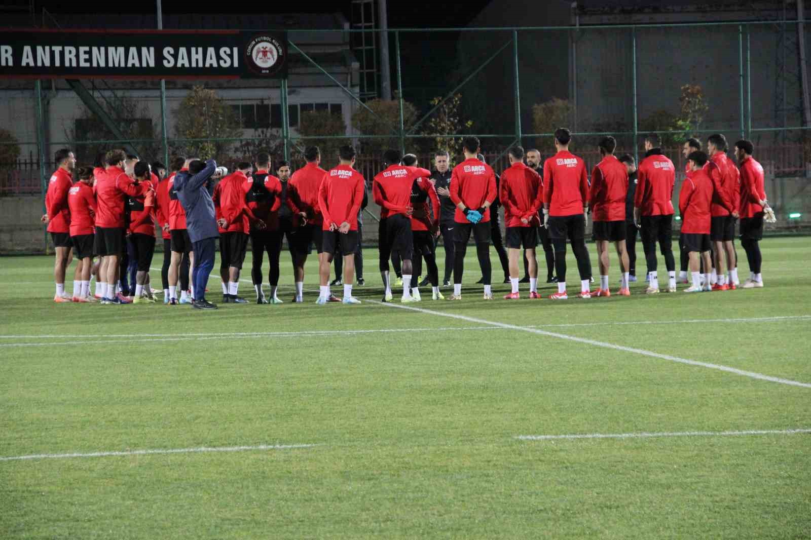 teknik direktor huseyin eroglu yeni takimiyla ilk antrenmanina cikti 3 aaAzHYT4