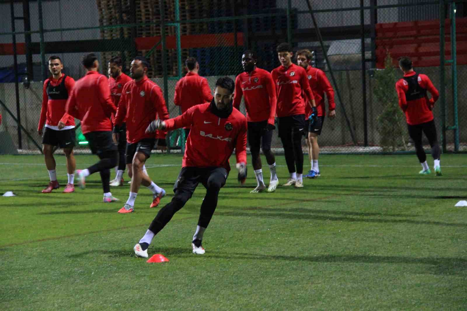 teknik direktor huseyin eroglu yeni takimiyla ilk antrenmanina cikti 4 IJrREOMg