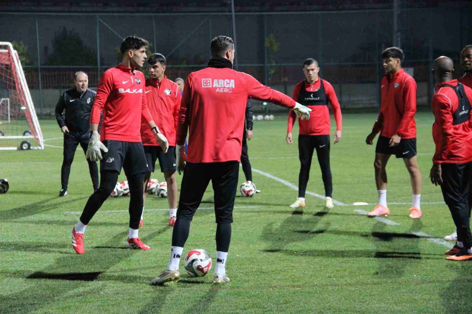 teknik direktor huseyin eroglu yeni takimiyla ilk antrenmanina cikti 7