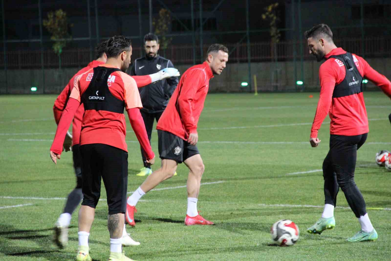 teknik direktor huseyin eroglu yeni takimiyla ilk antrenmanina cikti 8 IWInmZzN