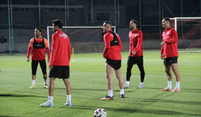 teknik-direktor-huseyin-eroglu-yeni-takimiyla-ilk-antrenmanina-cikti-wBfQiUZN.jpg