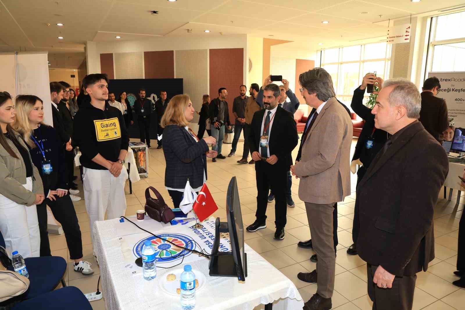 teknoloji fuarinda sektor temsilcileri ogrencilerle bulustu 1 RVufh1rd