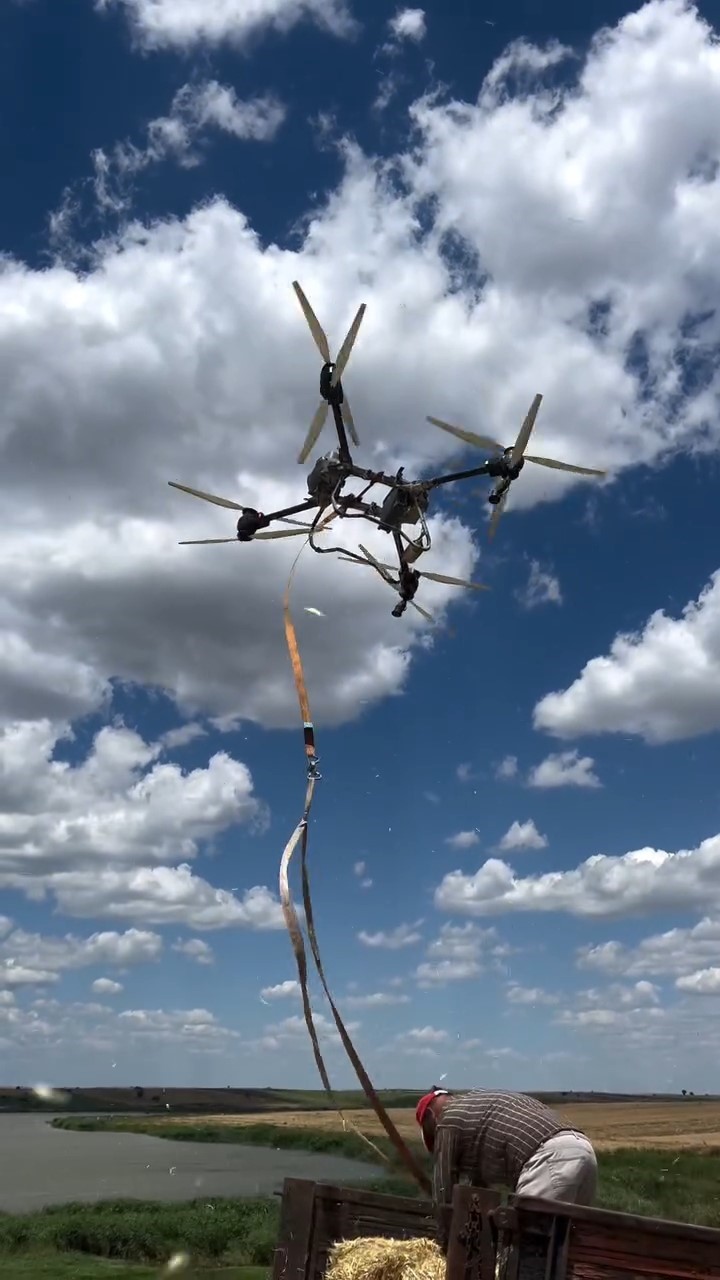 teknoloji tarlaya indi ciftci dronla saman balyasi tasiyor 1 gB2r6TdN