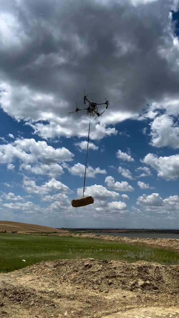 teknoloji tarlaya indi ciftci dronla saman balyasi tasiyor 2 fs1OBLSH