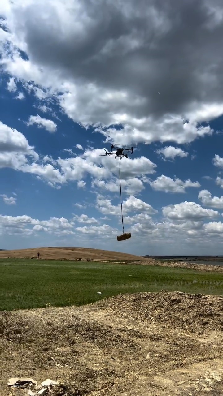teknoloji tarlaya indi ciftci dronla saman balyasi tasiyor 3 CT152IDw