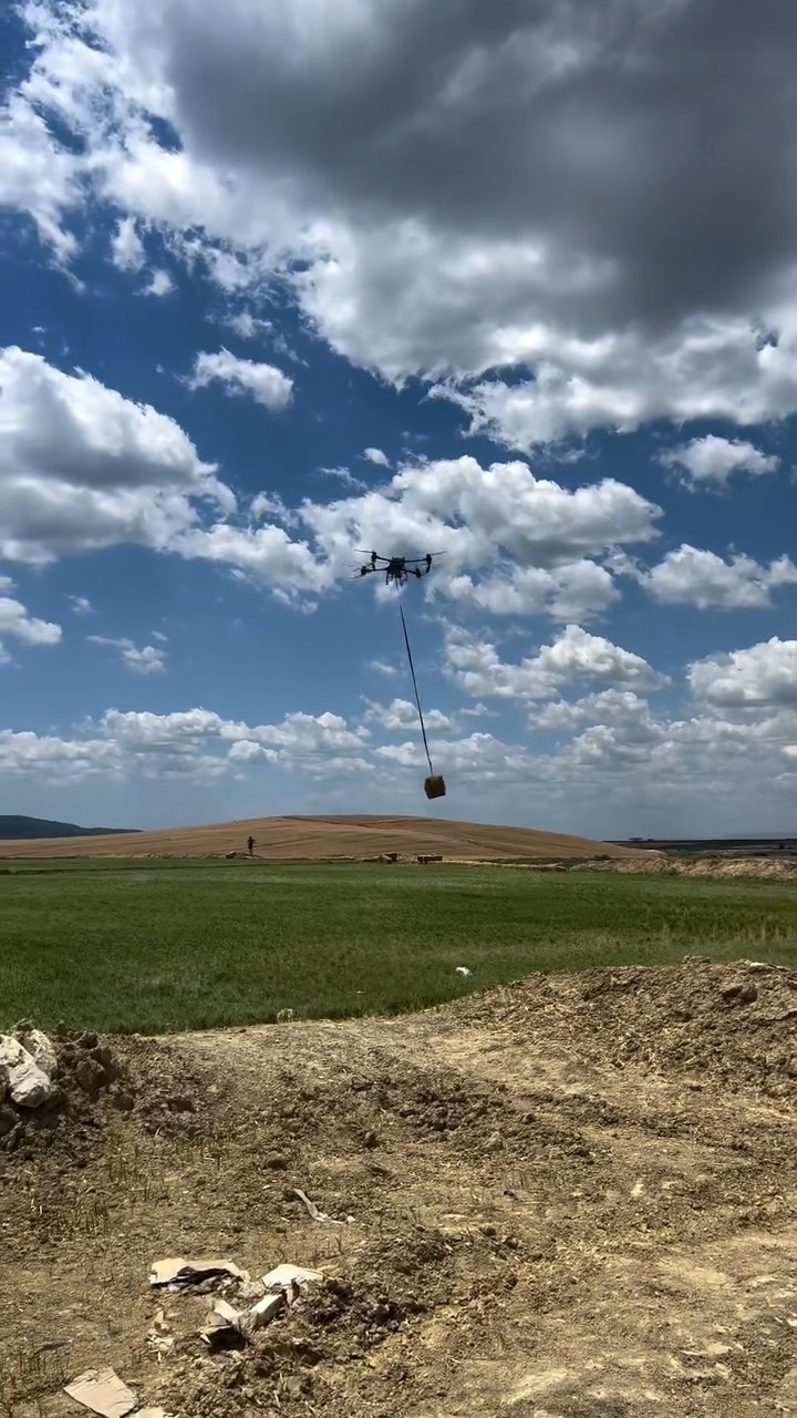 teknoloji tarlaya indi ciftci dronla saman balyasi tasiyor 5 X5mUa3ih