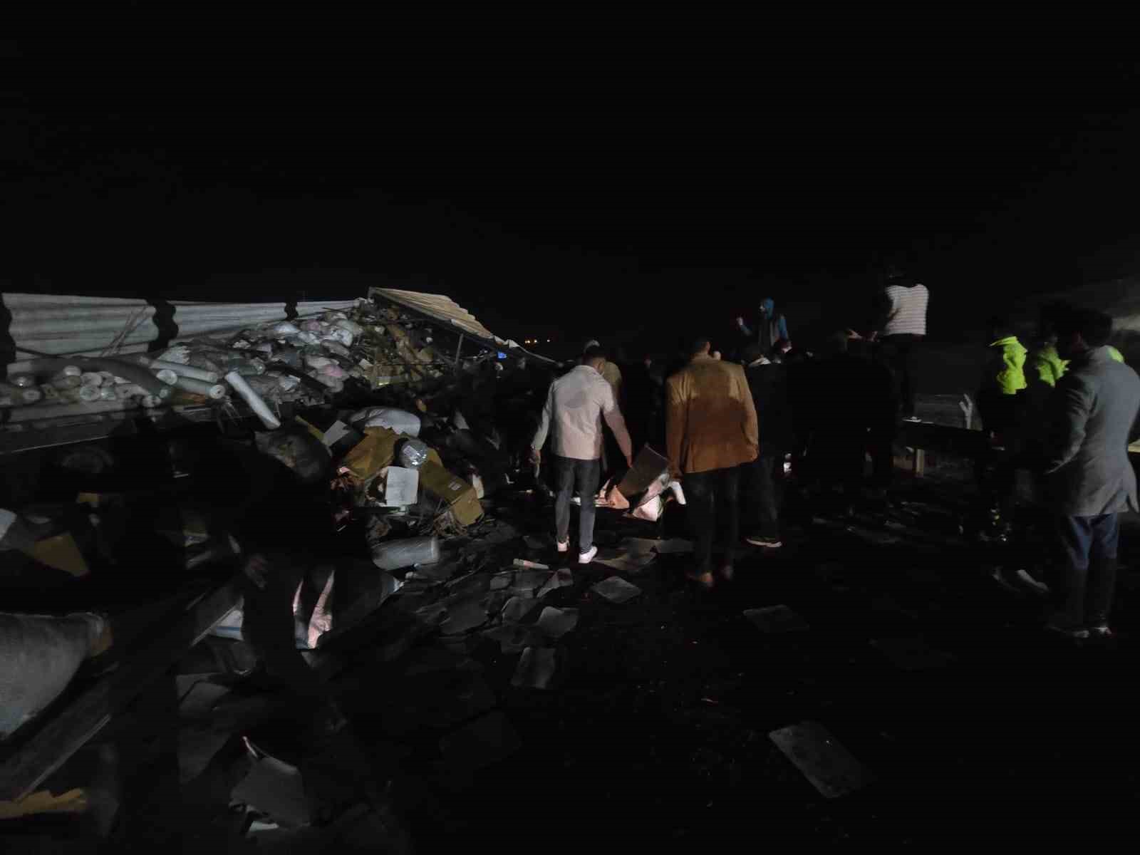 tekstil malzemesi yuklu tir devrildi yol trafige kapandi 0 zrLi6kZ6