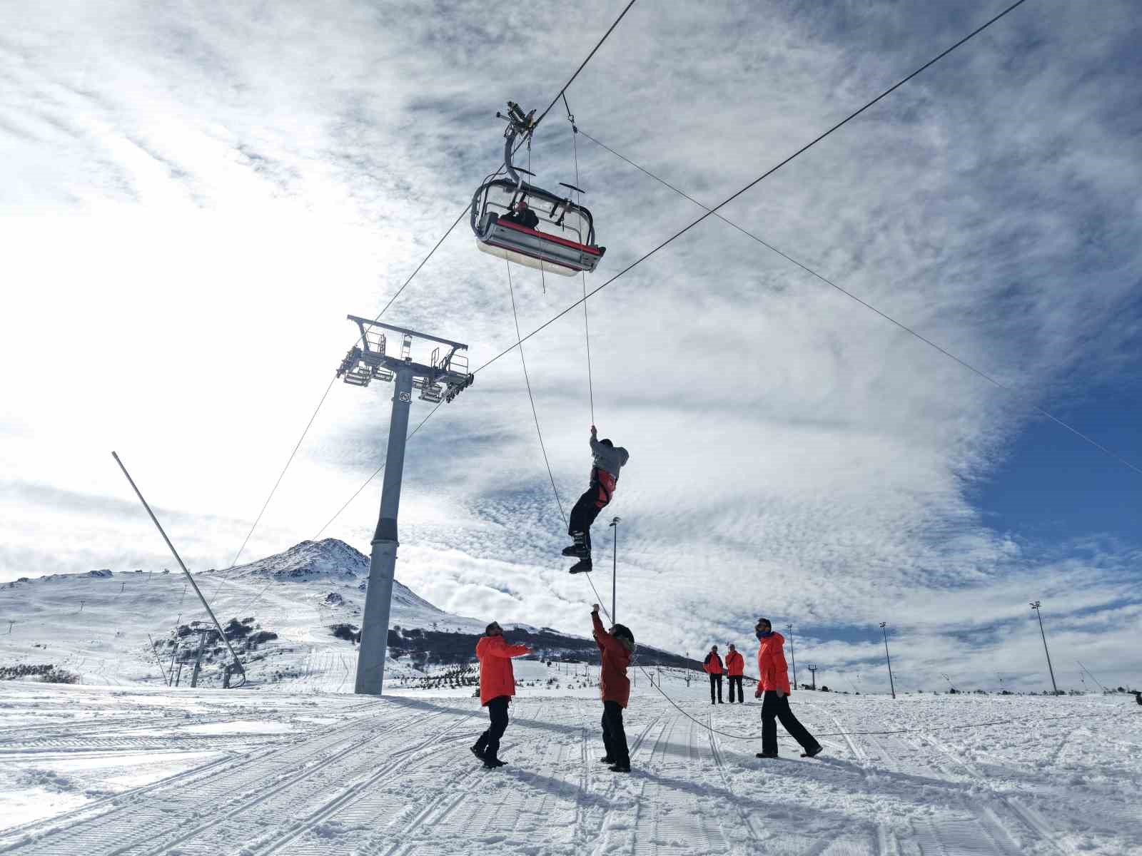 teleferikte mahsur kalanlar basarili bir operasyonla kurtarildi 4 I5JyPFf2