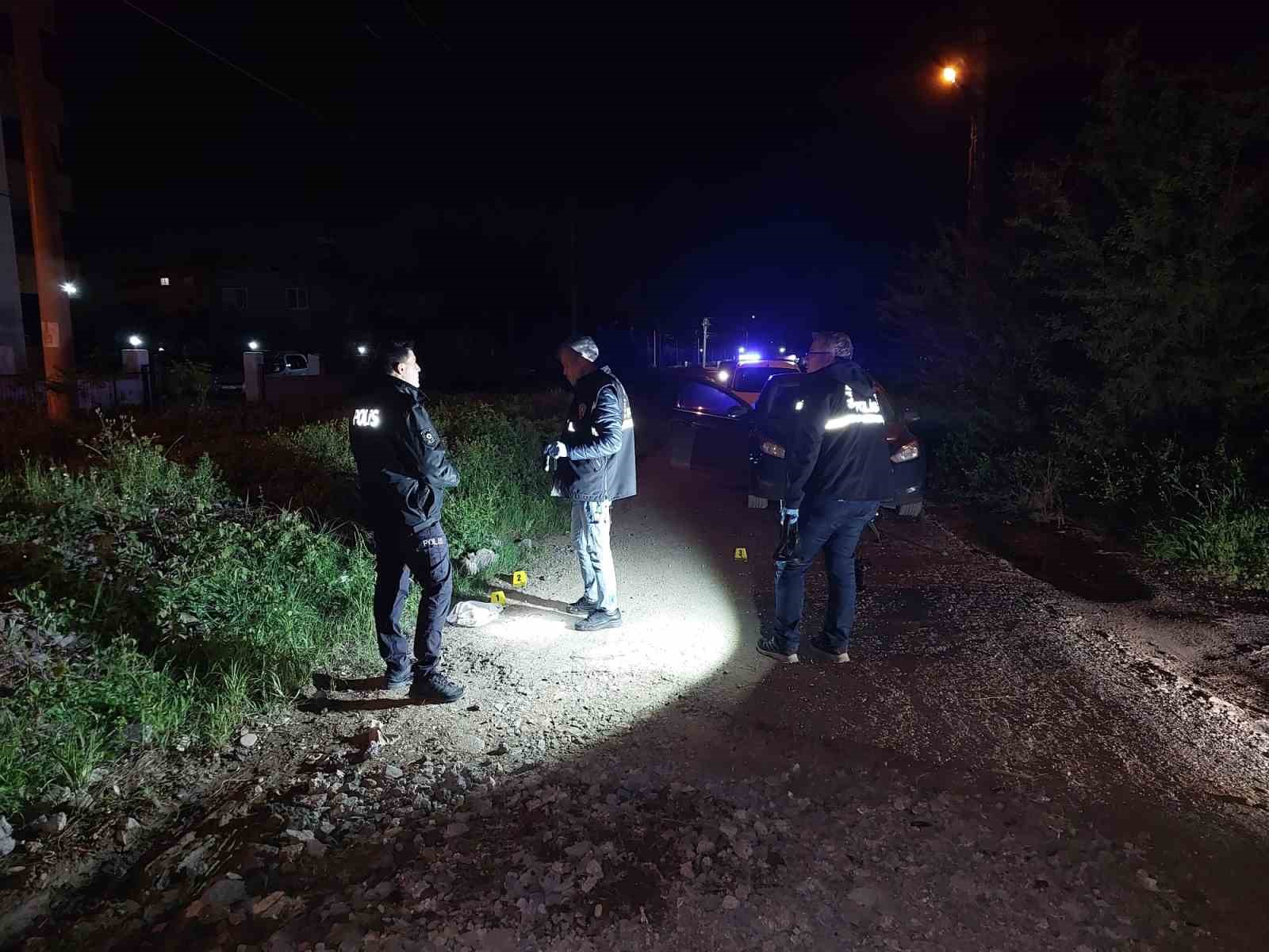 telefon alisverisinden kalan 24 bin tl alacaklarini almaya giden kardesler mermilerin hedefi oldu 0 Udqtmnnm