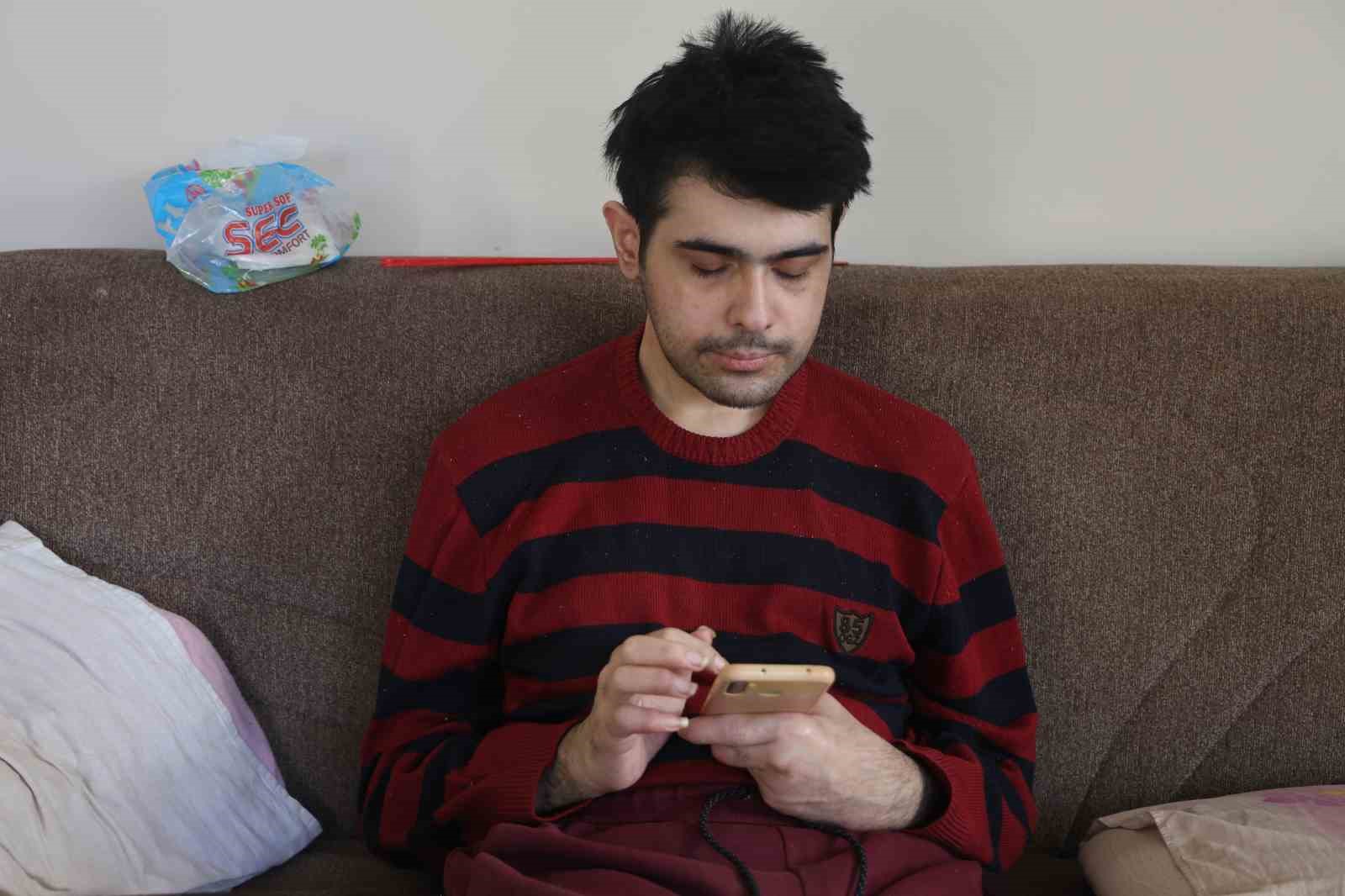 Telefon bağımlısı gençten ailelere tavsiye: "Küçükken çocuklara telefon vermeyin" 4 telefon bagimlisi gencten ailelere tavsiye kucukken cocuklara telefon vermeyin 0 hEi73fIJ
