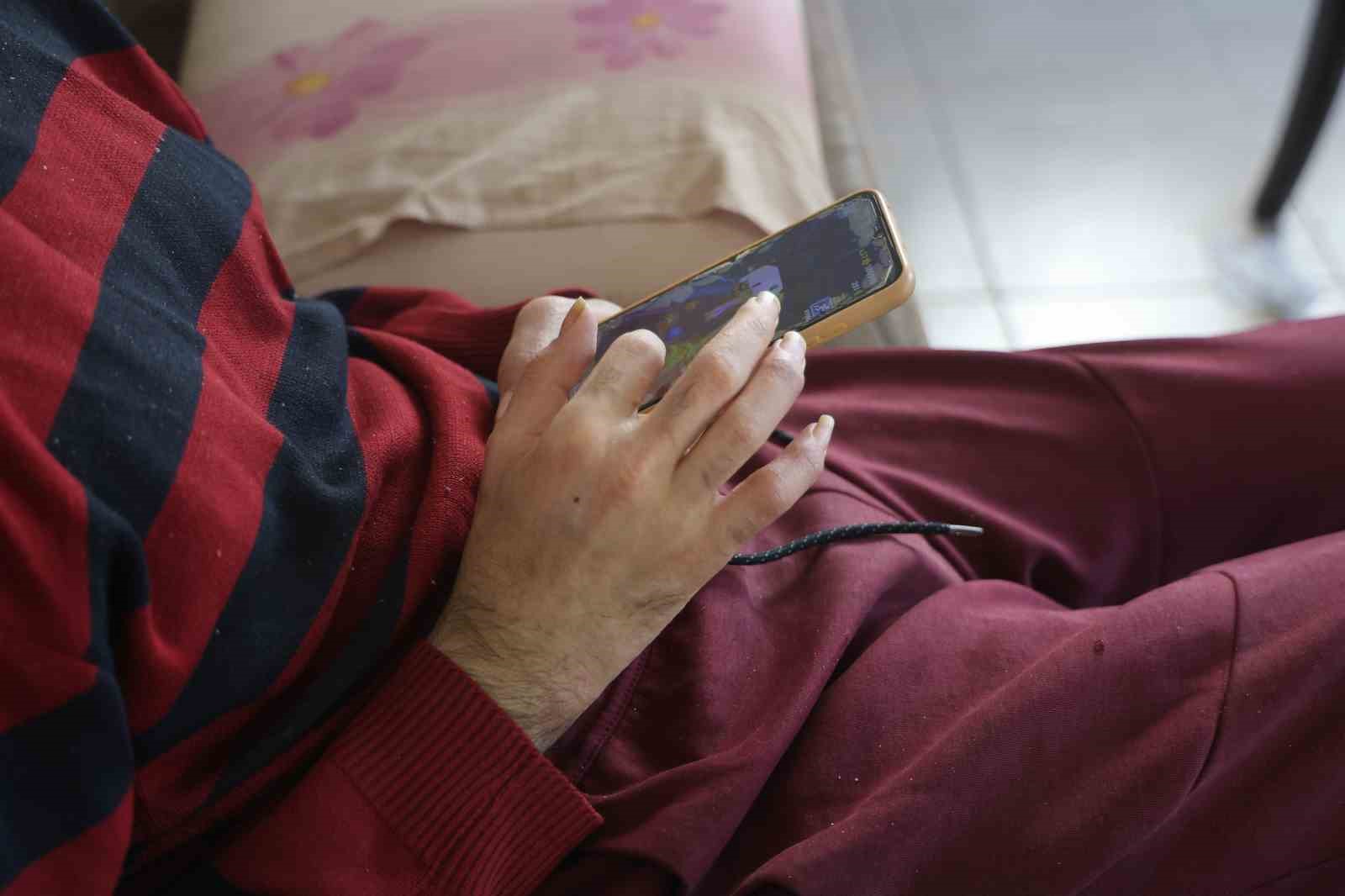Telefon bağımlısı gençten ailelere tavsiye: "Küçükken çocuklara telefon vermeyin" 5 telefon bagimlisi gencten ailelere tavsiye kucukken cocuklara telefon vermeyin 1 nAwPM2wB