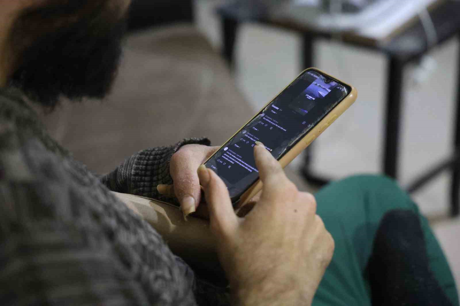 Telefon bağımlısı gençten ailelere tavsiye: "Küçükken çocuklara telefon vermeyin" 6 telefon bagimlisi gencten ailelere tavsiye kucukken cocuklara telefon vermeyin 2 GgWOAT8q