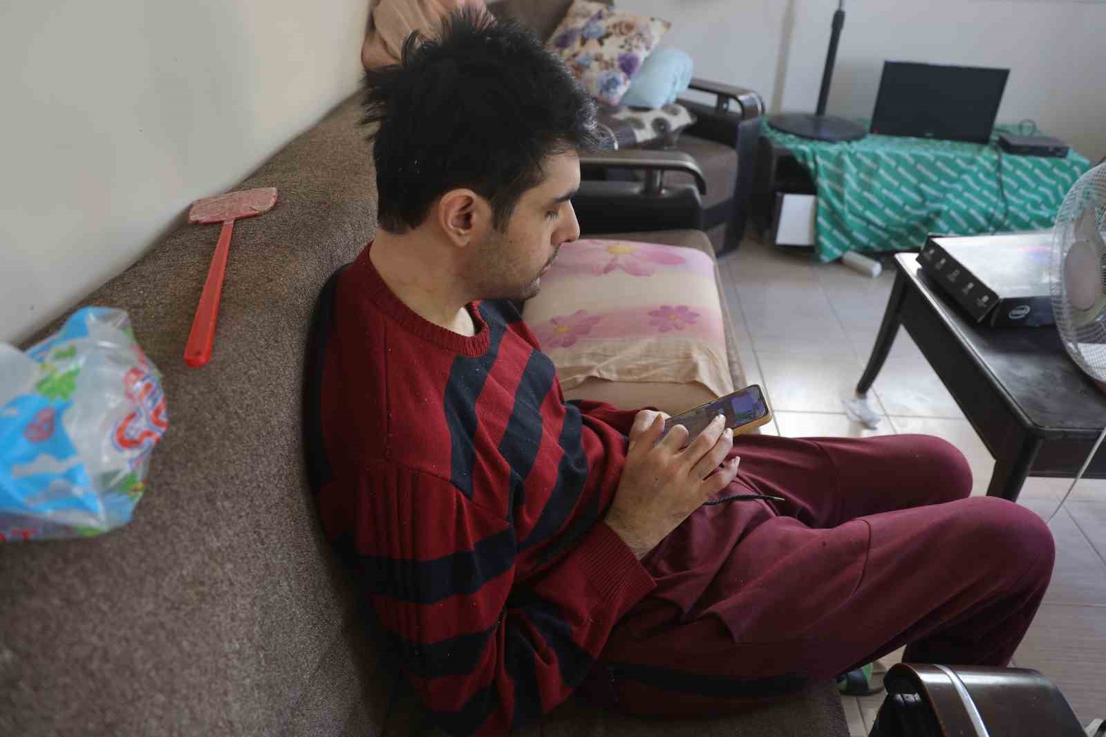 Telefon bağımlısı gençten ailelere tavsiye: "Küçükken çocuklara telefon vermeyin" 8 telefon bagimlisi gencten ailelere tavsiye kucukken cocuklara telefon vermeyin 4